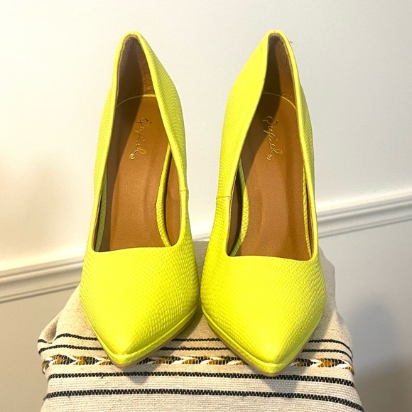 Bright florescent yellow snake embossed stilettos, micro platform. - Picture 2 of 6
